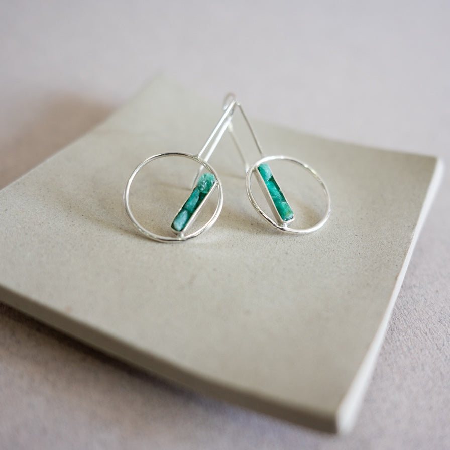 Arete circulo Plata 950 con barra Esmeraldas