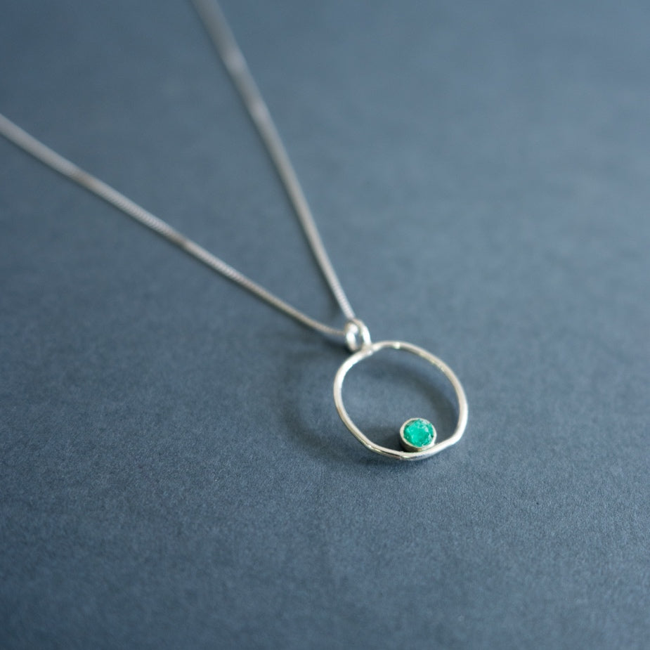 Dije hilo Plata 950 caja Esmeralda