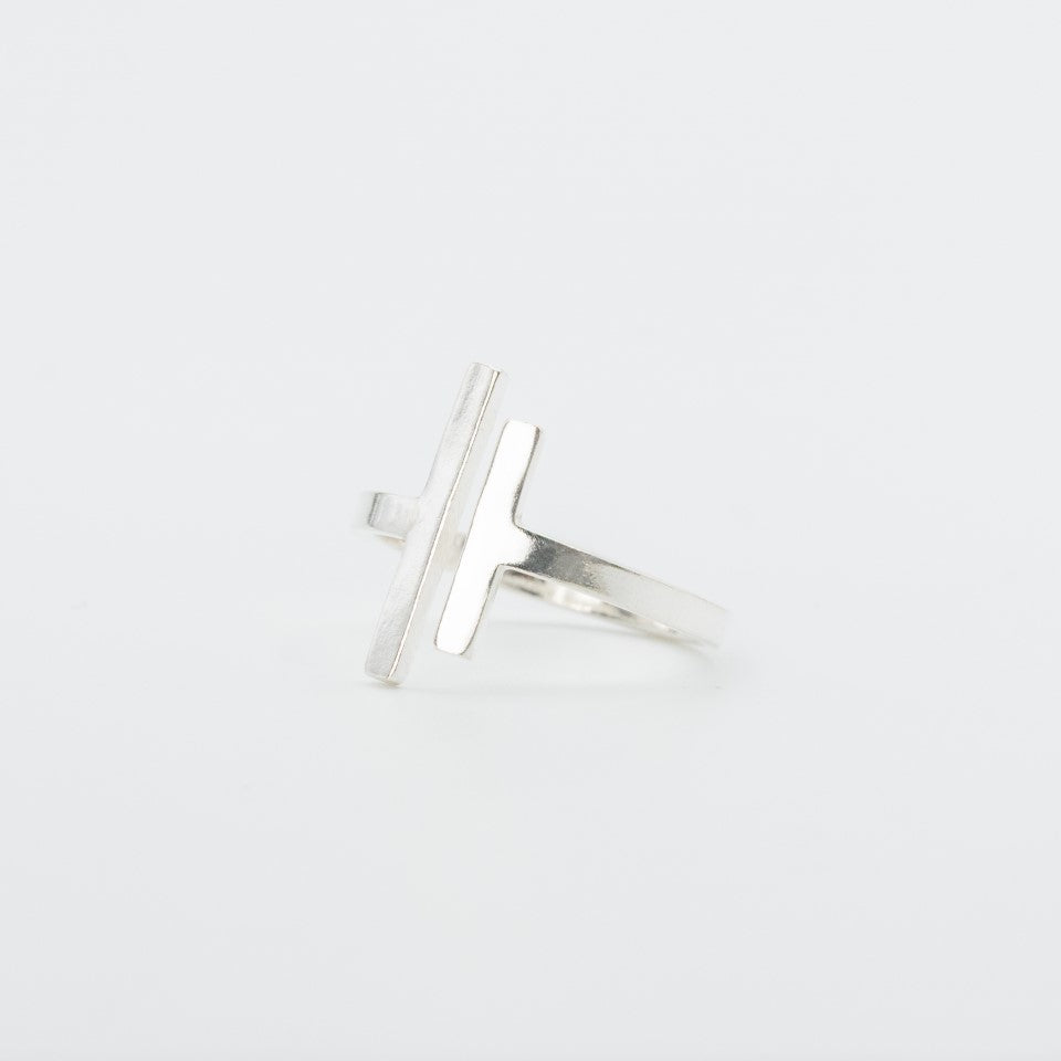 Anillo plata 950 doble barra vertical. Joyería artesanal lineal moderna. Diseño estructural hecho a mano.
