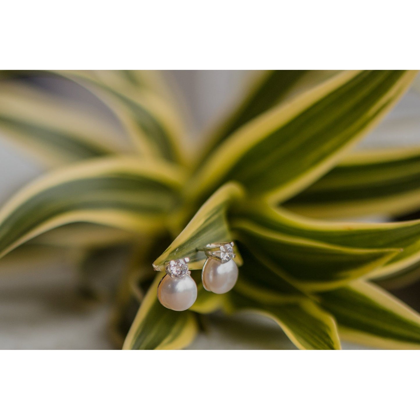 Arete plata 950 perla y circón. Joyería artesanal delicada brillante. Diseño sofisticado hecho a mano.