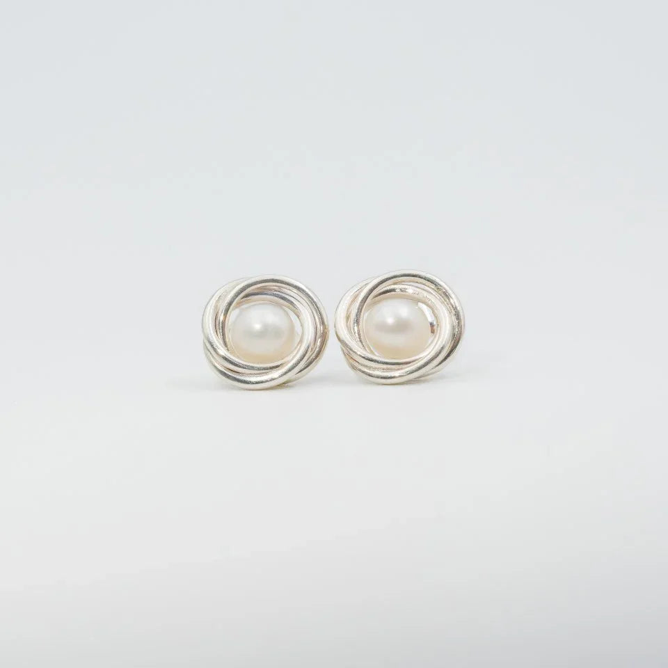 Arete nido plata 950 con perla natural. Joyería artesanal elegante femenina. Diseño exclusivo hecho a mano.
