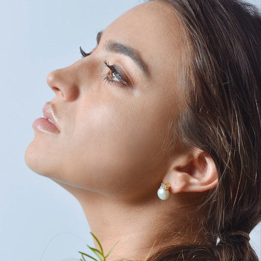 Arete plata 950 perla y circón. Joyería artesanal delicada brillante. Diseño sofisticado hecho a mano.