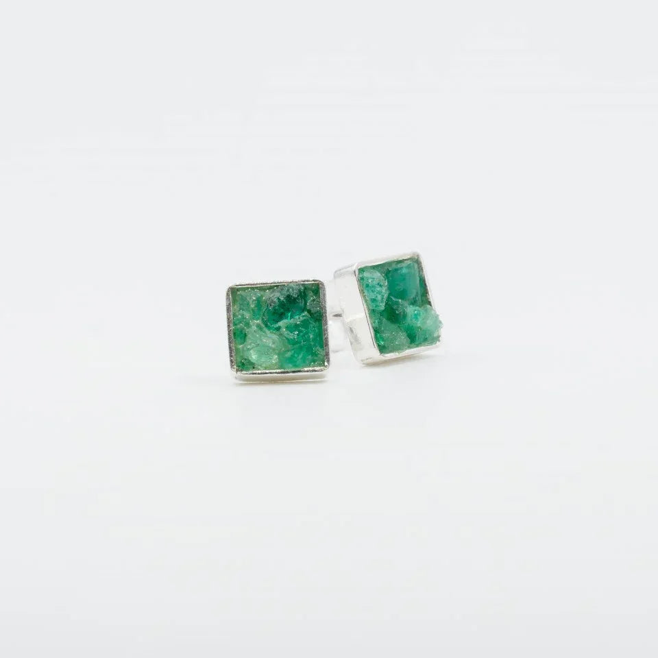 Arete cuadrado plata 950 esmeralda colombiana. Joyería artesanal lujo. Diseño geométrico hecho a mano.