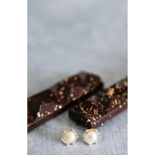 Aretes plata 950 con perlas naturales. Joyería artesanal elegante clásica. Diseño atemporal hecho a mano