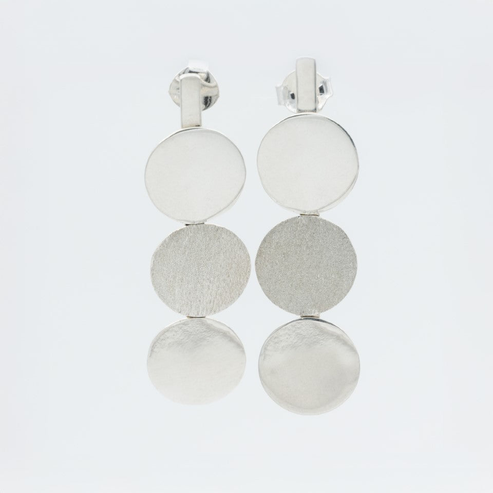 Aretes plata 950 tres monedas. Joyería artesanal bohemia. Diseño versátil hecho a mano Colombia.