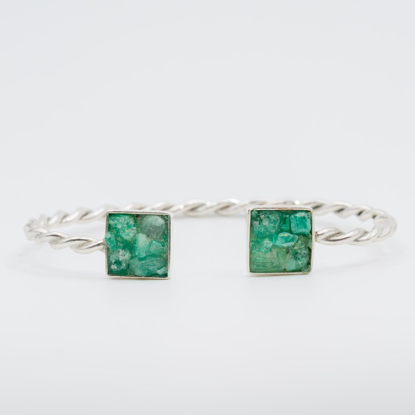 Brazalete plata 950 y esmeraldas en bruto colombianas, regalo perfecto para mujer. Elaborado a mano con plata reciclada de pilas y radriografias.