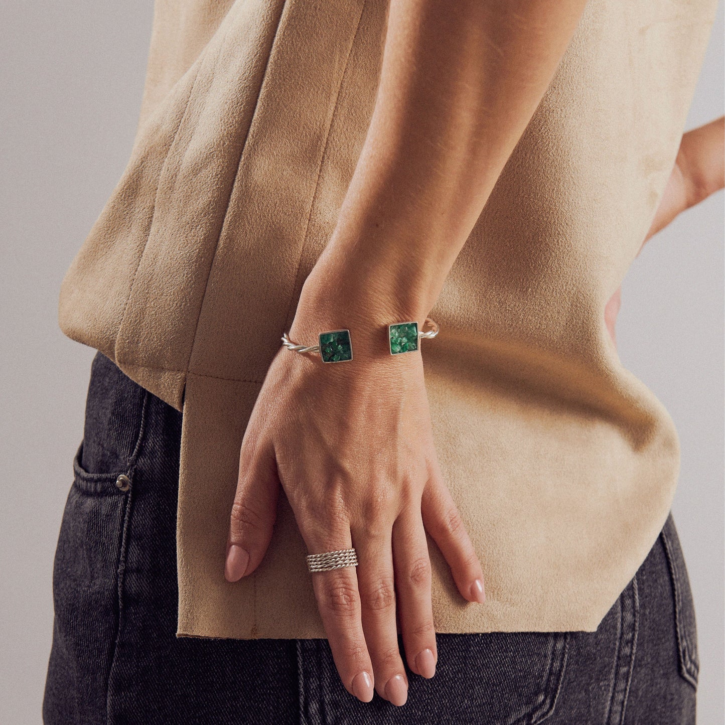 Brazalete plata 950 y esmeraldas en bruto colombianas, regalo perfecto para mujer. Elaborado a mano con plata reciclada de pilas y radriografías.