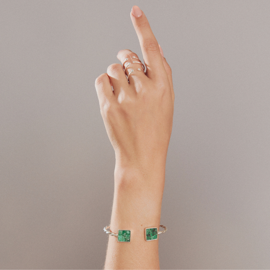 Brazalete plata 950 y esmeraldas en bruto colombianas, regalo perfecto para mujer. Elaborado a mano con plata reciclada de pilas y radriografías.