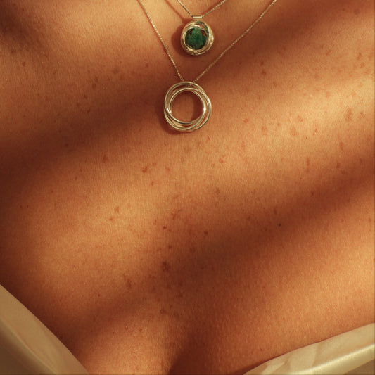 Dije tres círculos plata 950 entrelazados. Joyería artesanal geométrica. Diseño simbólico hecho a mano.