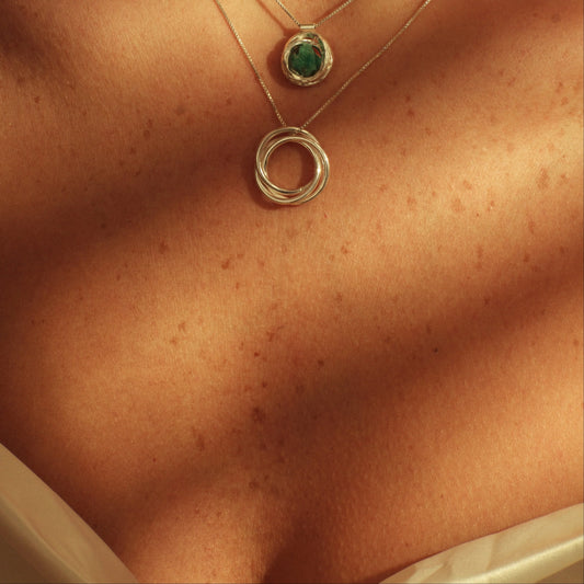 Dije tres círculos plata 950 entrelazados. Joyería artesanal geométrica. Diseño simbólico hecho a mano.