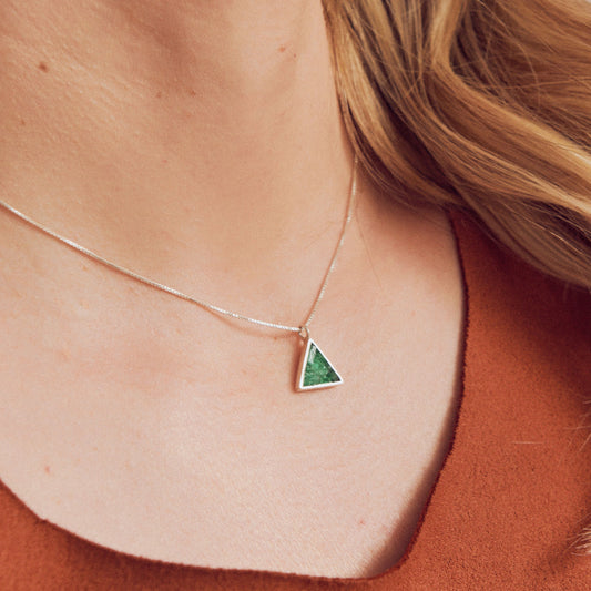 Dije Triángulo plata esmeraldas