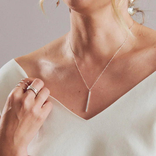 Dije barra plata 950 minimalista. Joyería artesanal lineal simple. Diseño arquitectónico hecho a mano.