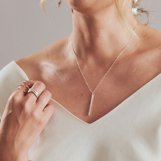 Dije barra plata 950 minimalista. Joyería artesanal lineal simple. Diseño arquitectónico hecho a mano.