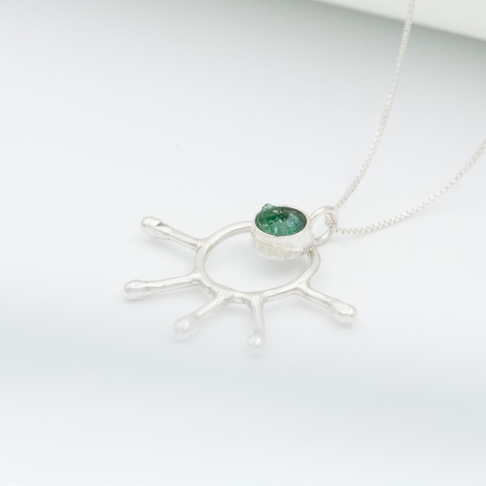 Dije cinco fósforos plata 950 esmeralda. Joyería artesanal dinámica. Diseño movimiento hecho a mano.
