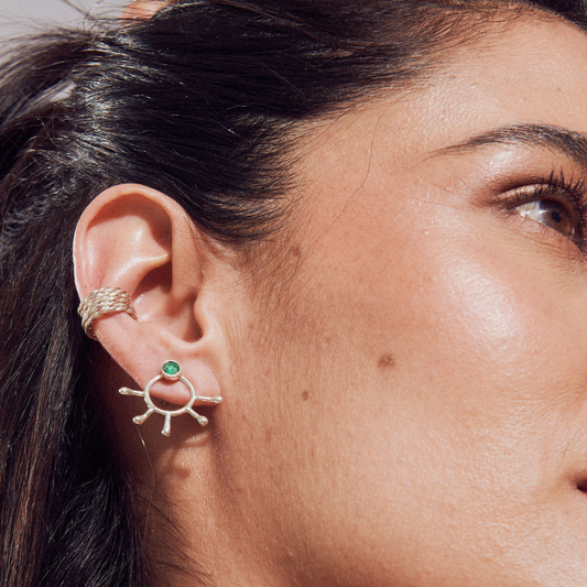 Ear cuff entorchado plata 950 texturizado. Joyería artesanal moderna. Diseño envolvente hecho a mano.