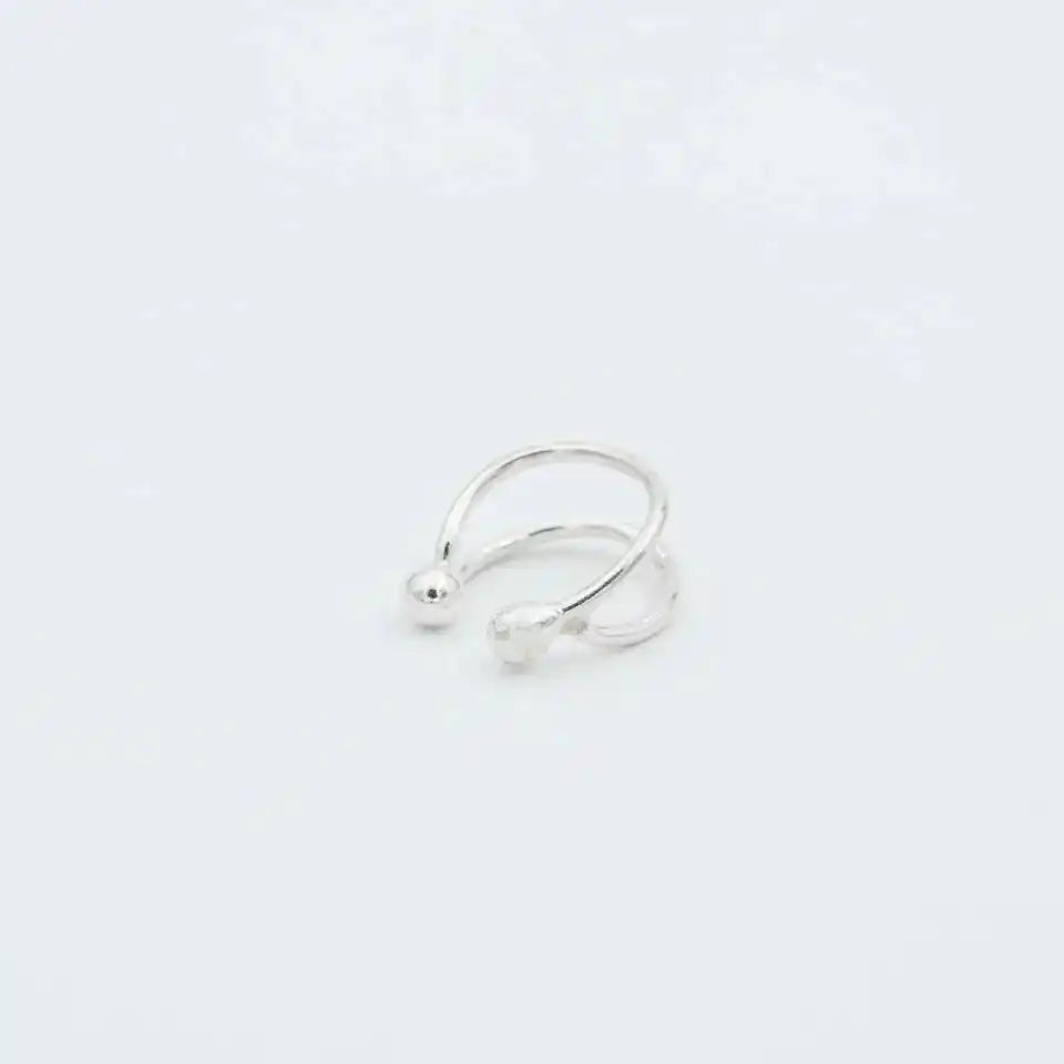 Ear cuff hilos dos puntos plata 950. Joyería artesanal minimalista. Diseño lineal hecho a mano.