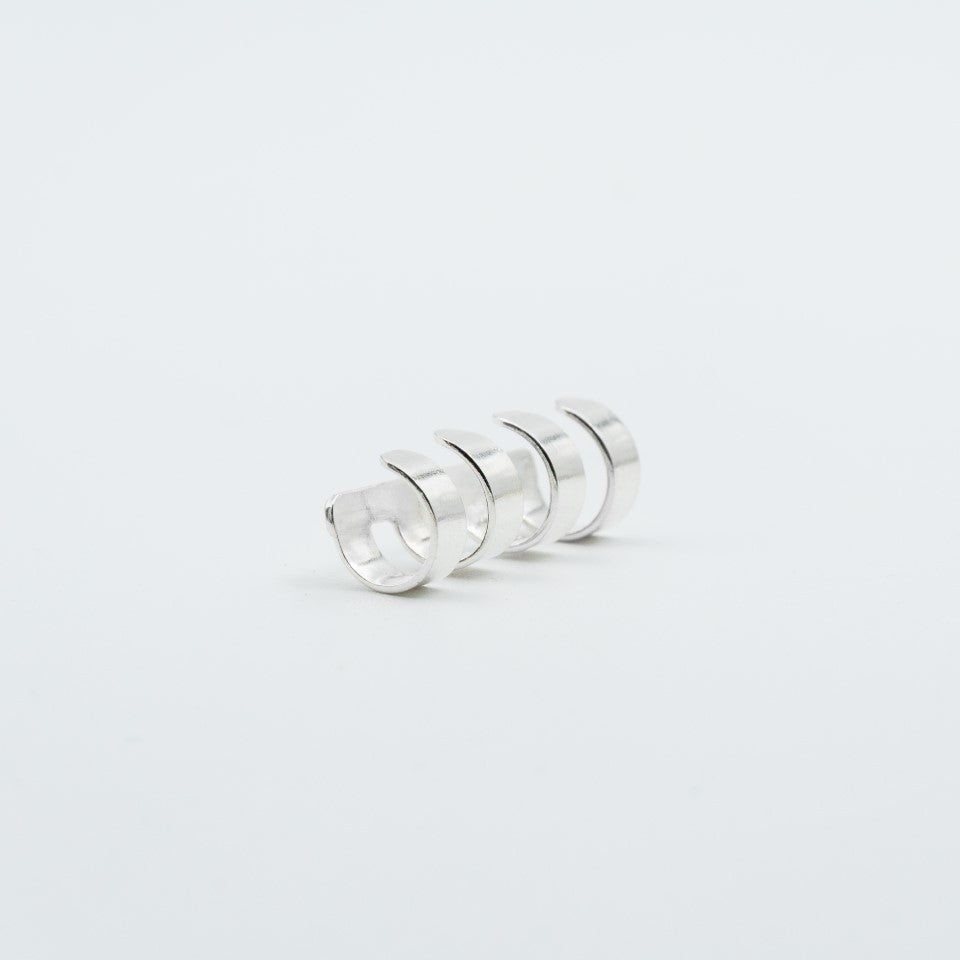Ear cuff cuatro aros plata 950 geométrico. Joyería artesanal circular. Diseño moderno hecho a mano.