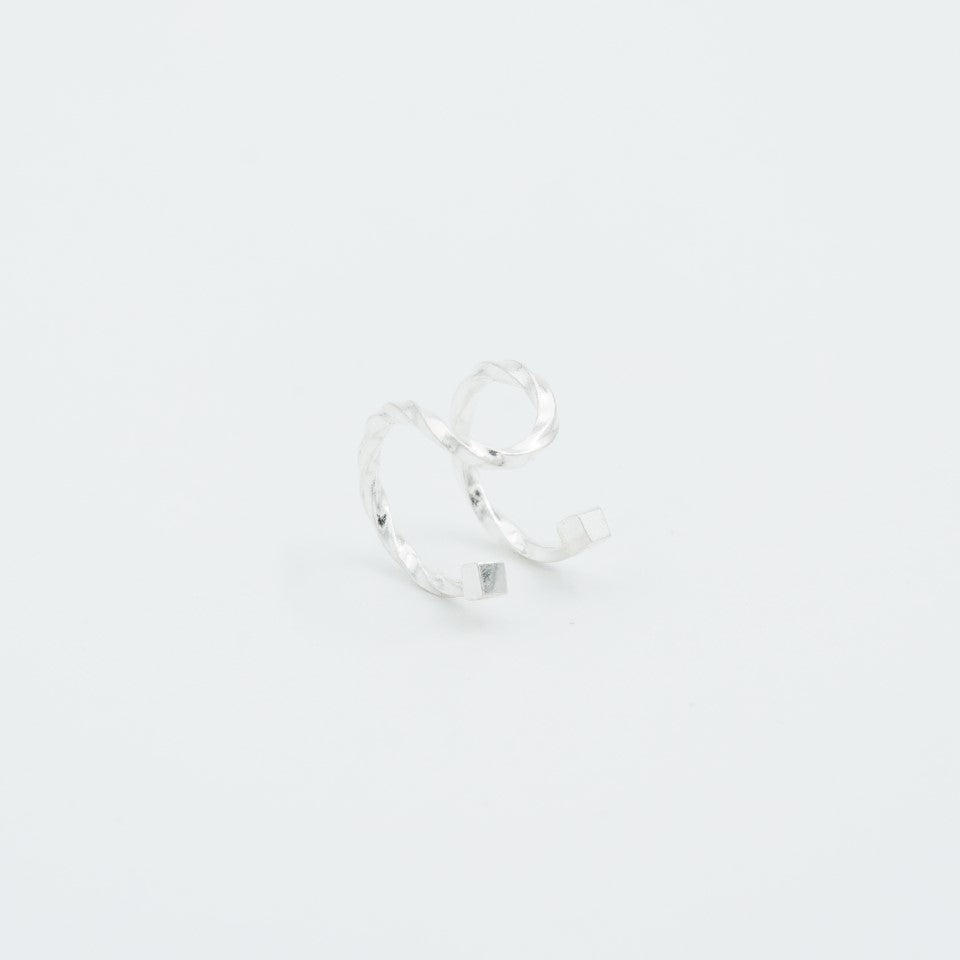 Ear cuff doble entorchado plata 950. Joyería artesanal sofisticada. Diseño voluminoso hecho a mano.
