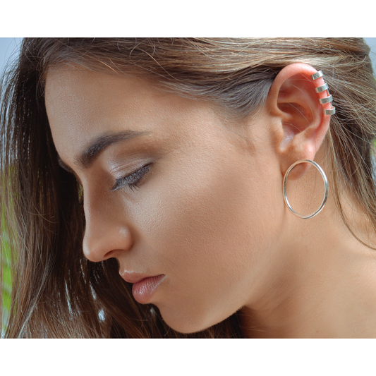 Ear cuff cuatro aros plata 950 geométrico. Joyería artesanal circular. Diseño moderno hecho a mano.