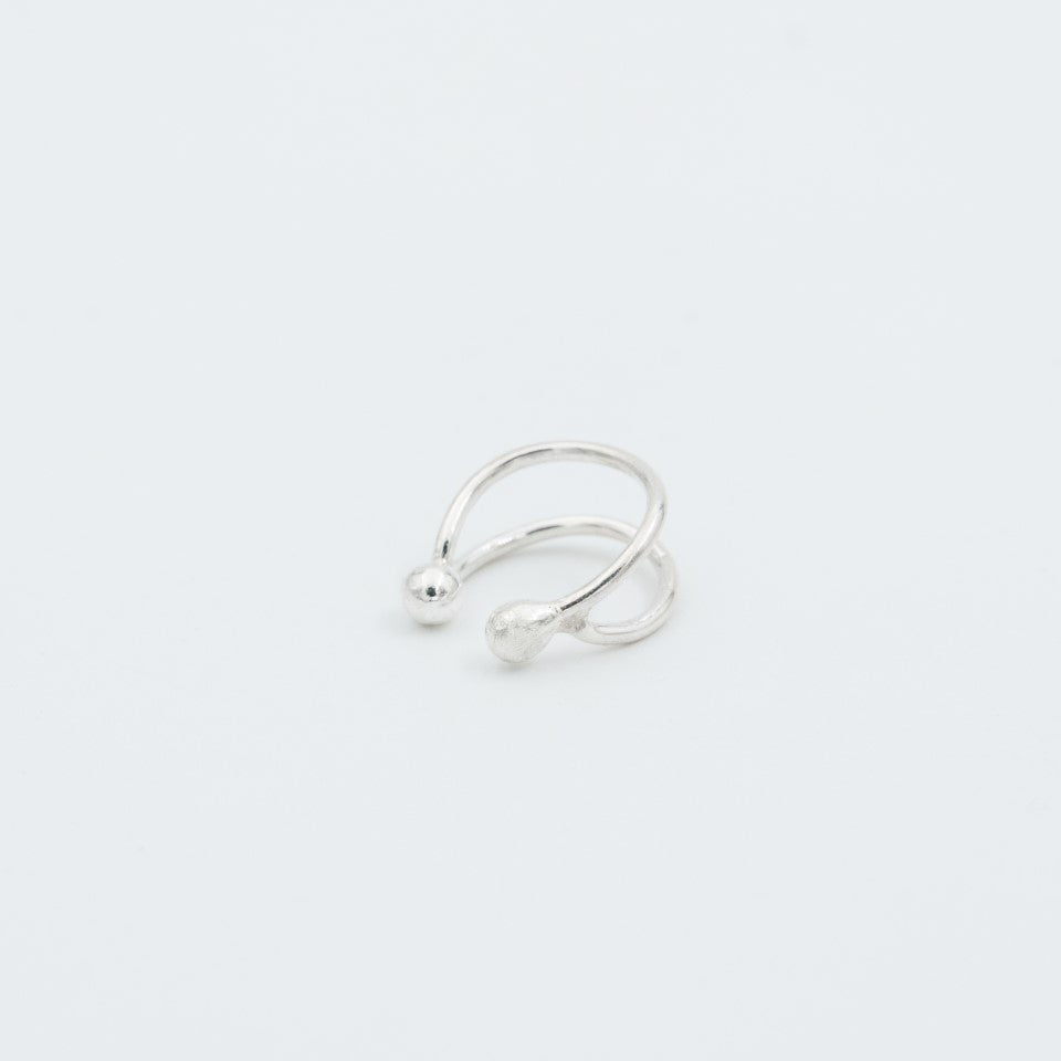 Ear cuff hilos dos puntos plata 950. Joyería artesanal minimalista. Diseño lineal hecho a mano.