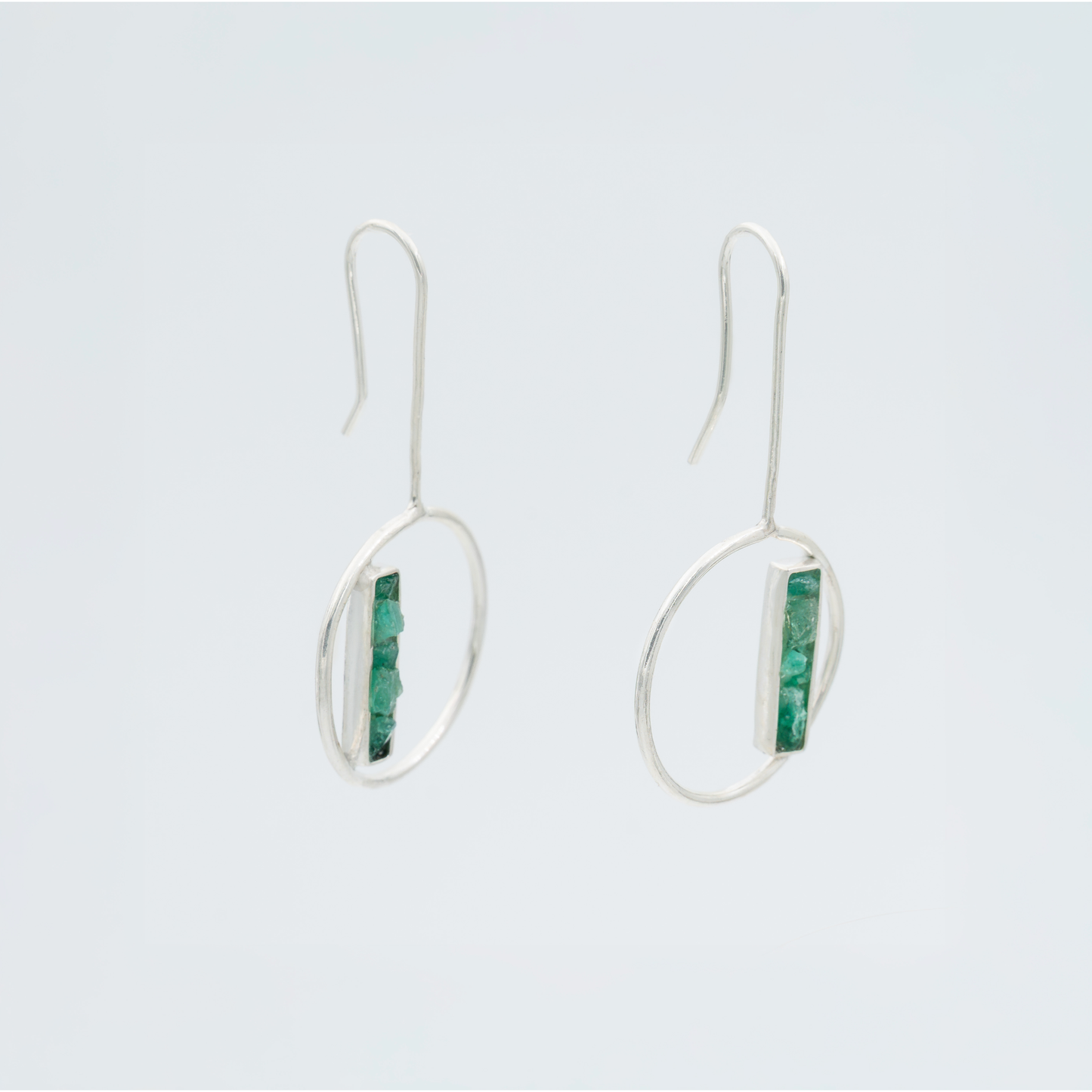 Arete circulo Plata 950 con barra Esmeraldas