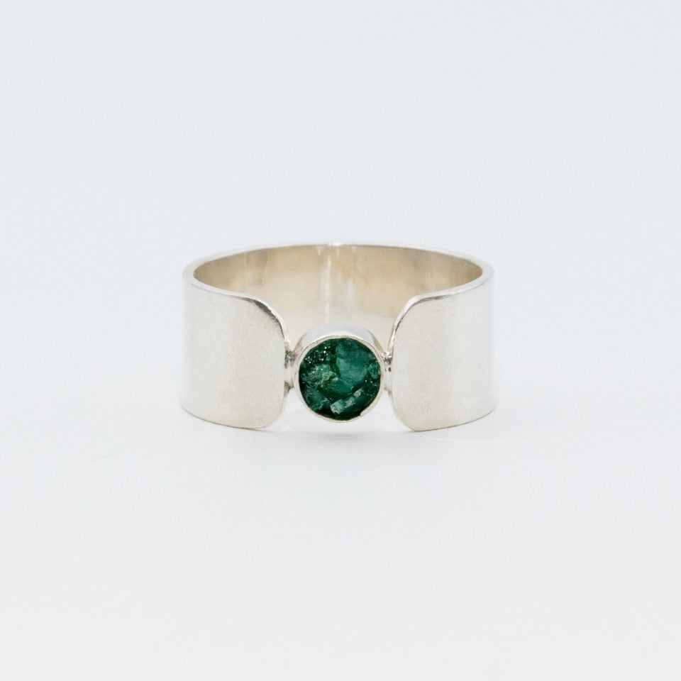 Anillo plano plata 950 caja esmeralda redonda. Joyería artesanal clásica. Diseño elegante hecho a mano.