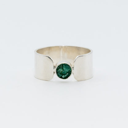 Anillo plano plata 950 caja esmeralda redonda. Joyería artesanal clásica. Diseño elegante hecho a mano.