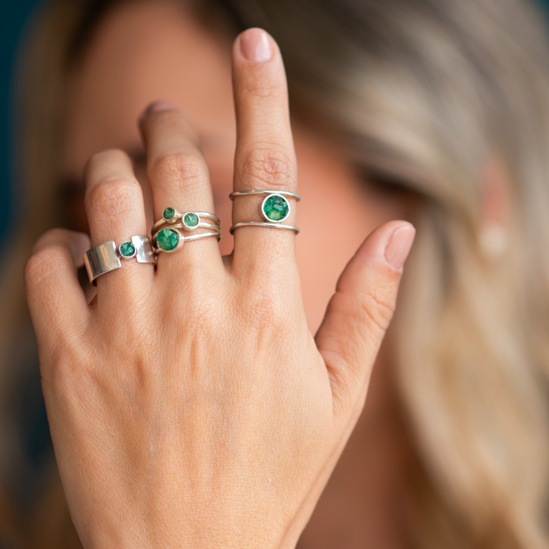 Anillo plano plata 950 caja esmeralda redonda. Joyería artesanal clásica. Diseño elegante hecho a mano.