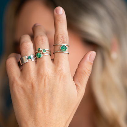 Anillo plano plata 950 caja esmeralda redonda. Joyería artesanal clásica. Diseño elegante hecho a mano.