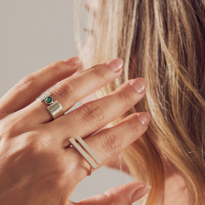 Anillo plano plata 950 caja esmeralda redonda. Joyería artesanal clásica. Diseño elegante hecho a mano.