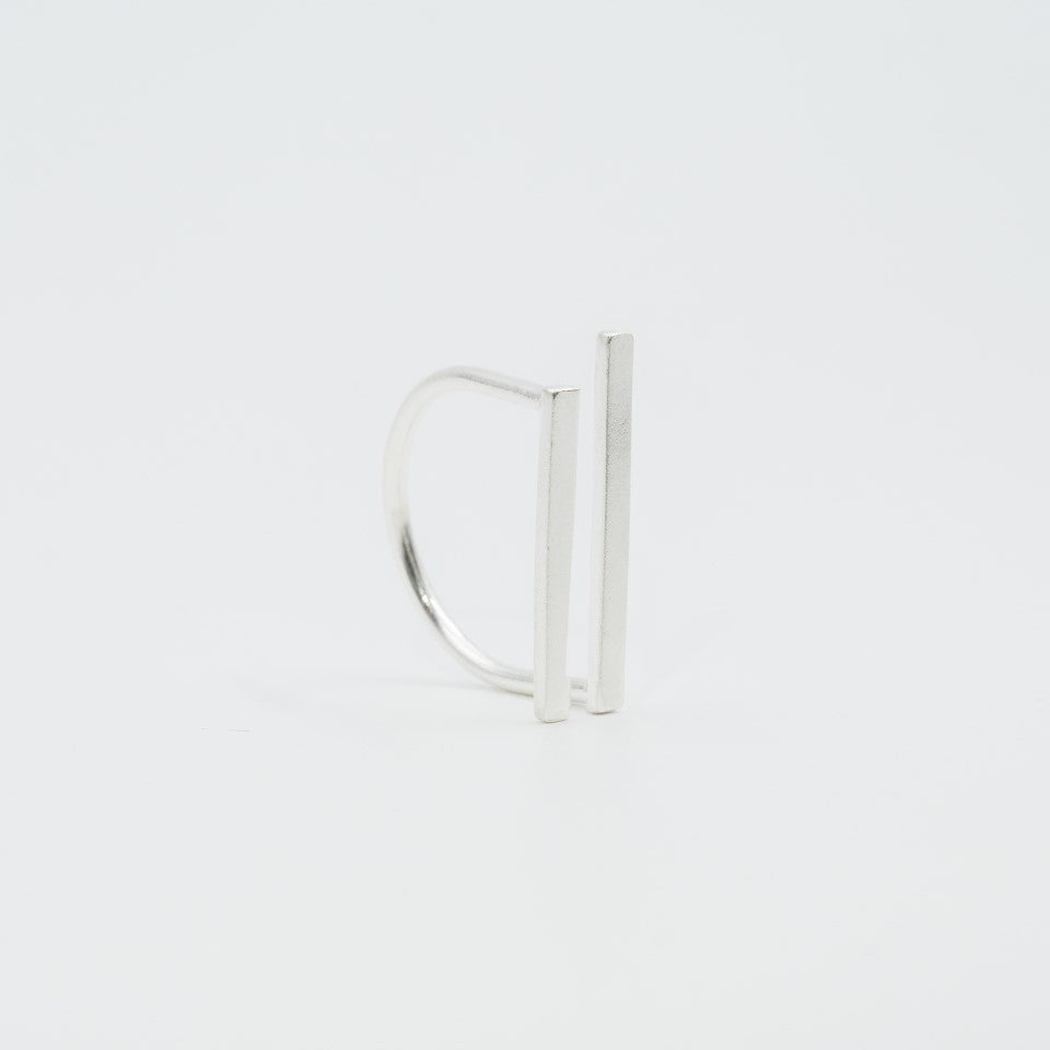 Anillo doble barra plata 950 paralelas. Joyería artesanal minimalista. Diseño arquitectónico hecho a mano.