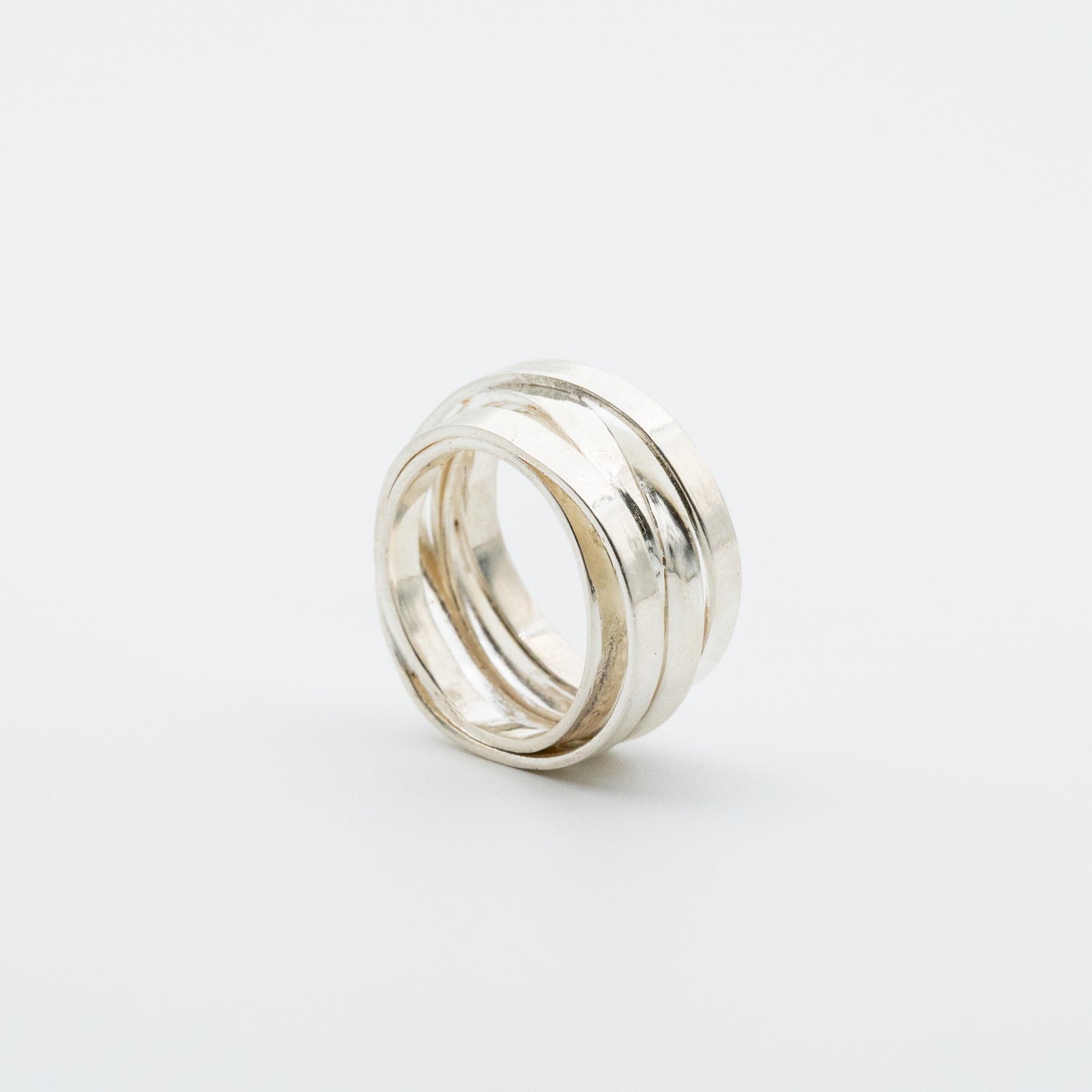 Anillo siete vueltas plata 950 espiral. Joyería artesanal envolvente. Diseño escultural hecho a mano.