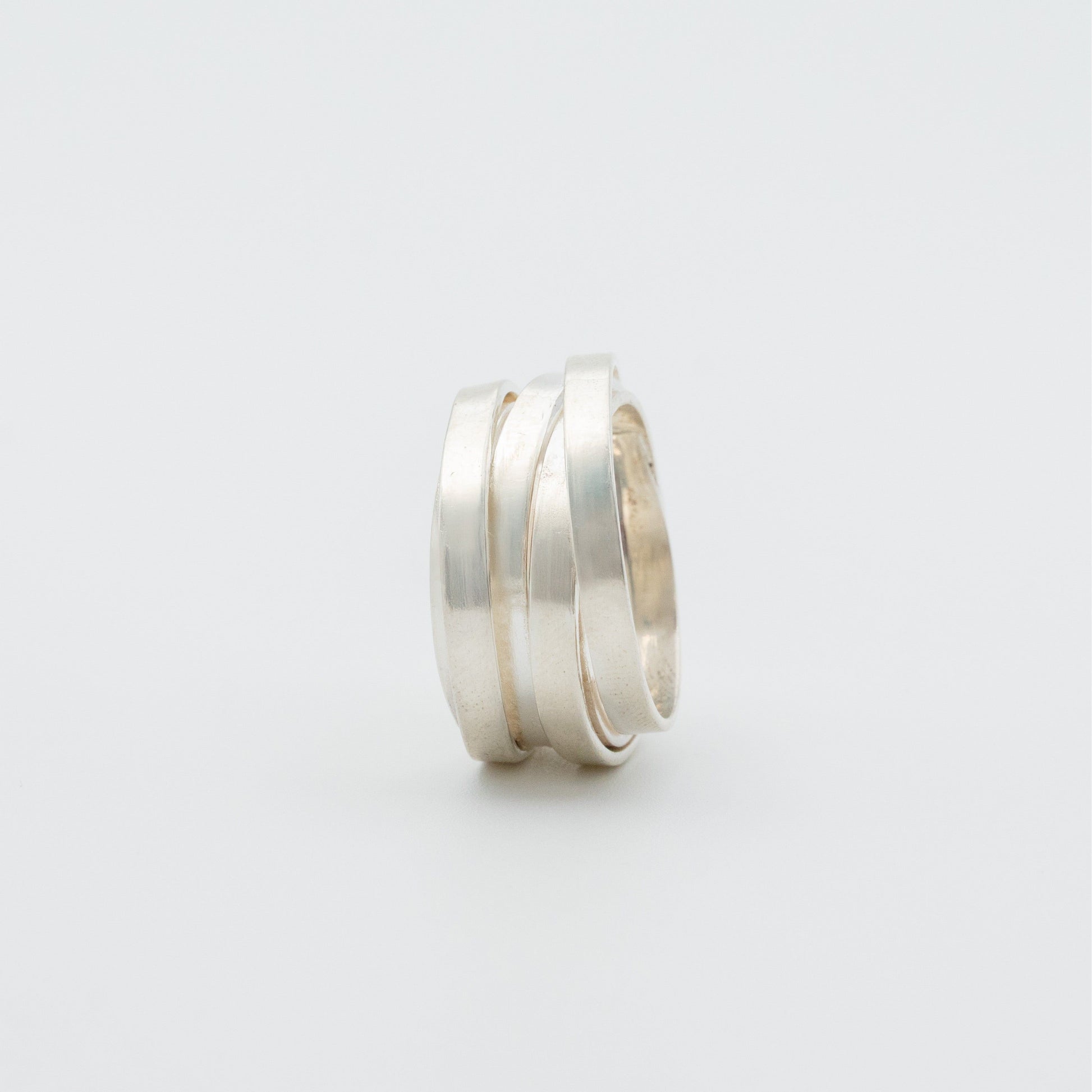 Anillo siete vueltas plata 950 espiral. Joyería artesanal envolvente. Diseño escultural hecho a mano.