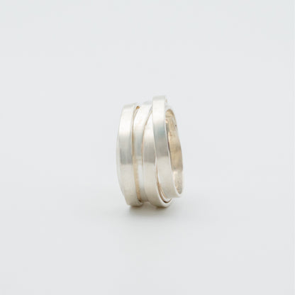 Anillo siete vueltas plata 950 espiral. Joyería artesanal envolvente. Diseño escultural hecho a mano.