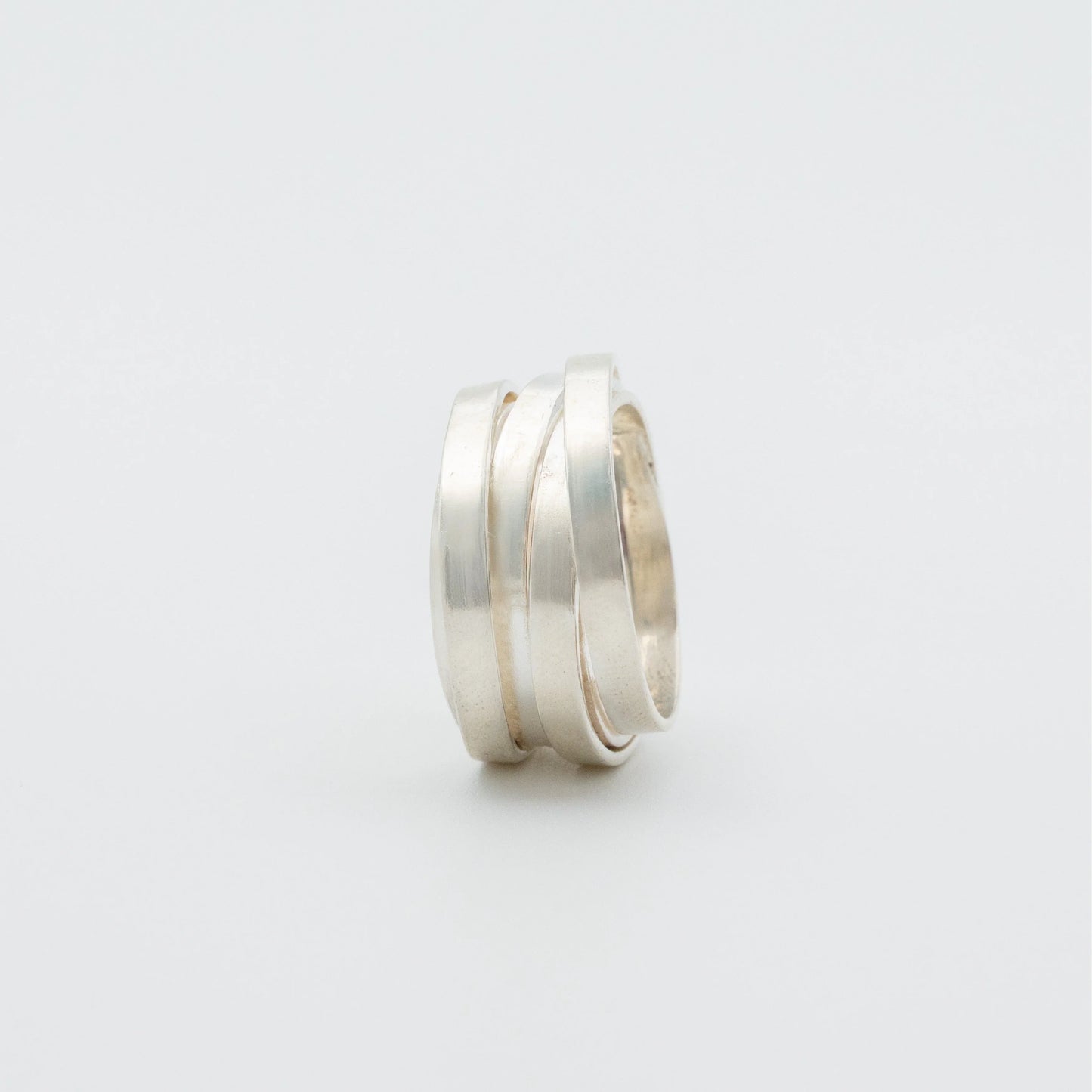 Anillo siete vueltas plata 950 espiral. Joyería artesanal envolvente. Diseño escultural hecho a mano.
