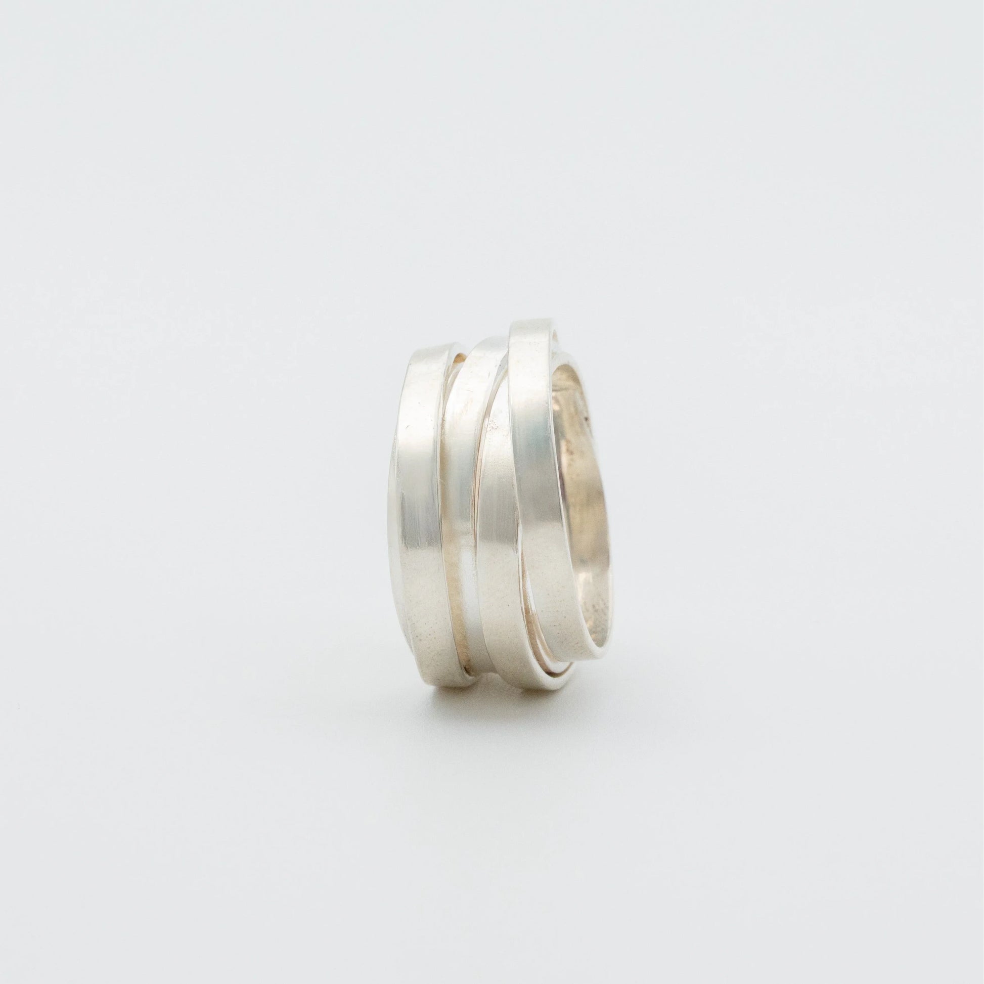 Anillo siete vueltas plata 950 espiral. Joyería artesanal envolvente. Diseño escultural hecho a mano.