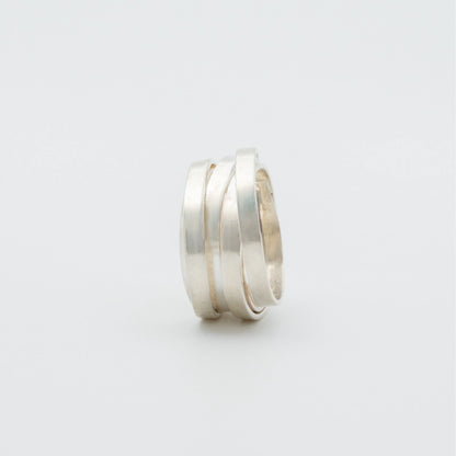 Anillo siete vueltas plata 950 espiral. Joyería artesanal envolvente. Diseño escultural hecho a mano.