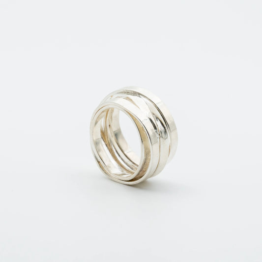 Anillo siete vueltas plata 950 espiral. Joyería artesanal envolvente. Diseño escultural hecho a mano.