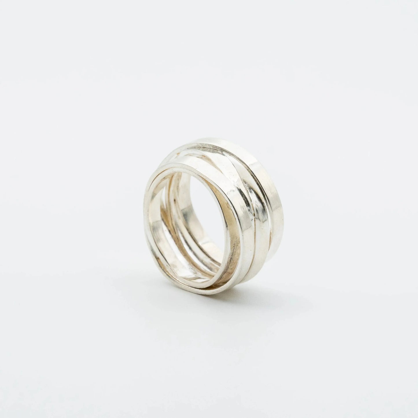 Anillo siete vueltas plata 950 espiral. Joyería artesanal envolvente. Diseño escultural hecho a mano.