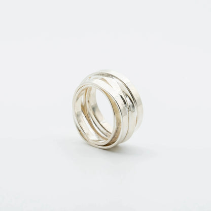Anillo siete vueltas plata 950 espiral. Joyería artesanal envolvente. Diseño escultural hecho a mano.