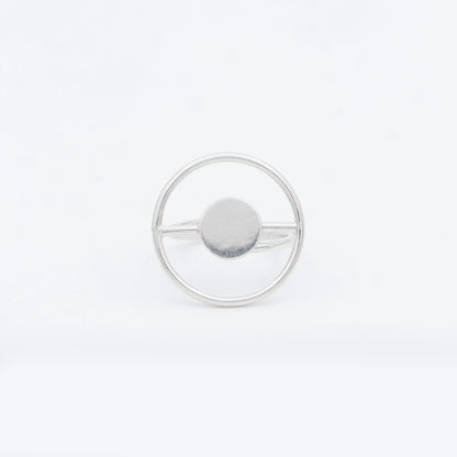 Anillo Eclipse Plata 950, a minimalist silver ring with a circular band and solid center disc.
