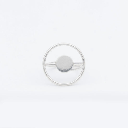 Anillo Eclipse Plata 950, a minimalist silver ring with a circular band and solid center disc.