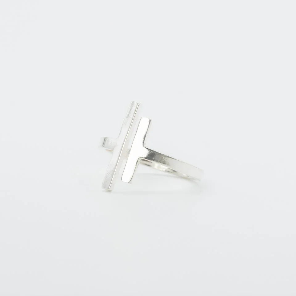 Anillo plata 950 doble barra vertical. Joyería artesanal lineal moderna. Diseño estructural hecho a mano.