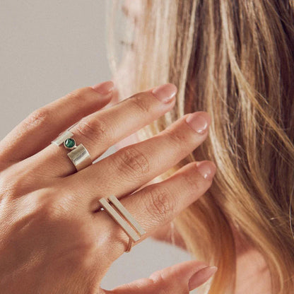 Anillo plano plata 950 caja esmeralda redonda. Joyería artesanal clásica. Diseño elegante hecho a mano.