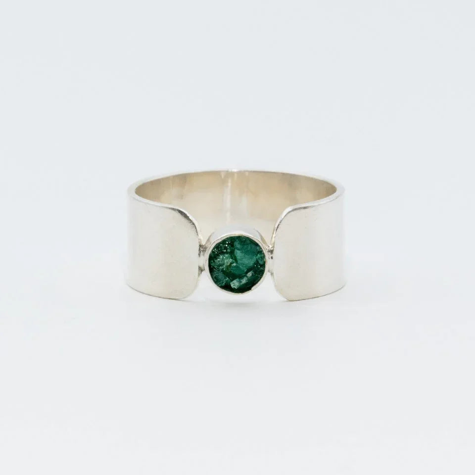Anillo plano plata 950 caja esmeralda redonda. Joyería artesanal clásica. Diseño elegante hecho a mano.