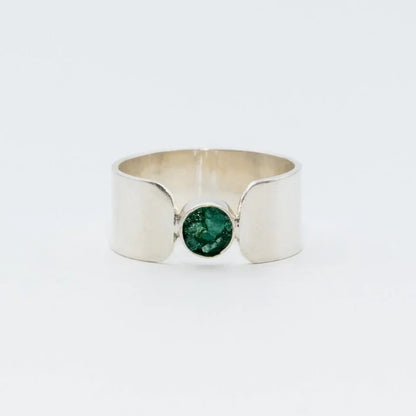 Anillo plano plata 950 caja esmeralda redonda. Joyería artesanal clásica. Diseño elegante hecho a mano.