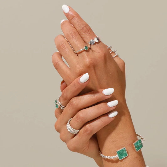 Anillo sencillo plata 950 esmeralda. Joyería artesanal minimalista elegante. Diseño clásico hecho a mano.
