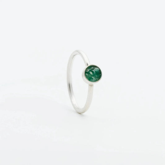 Anillo sencillo plata 950 esmeralda. Joyería artesanal minimalista elegante. Diseño clásico hecho a mano.