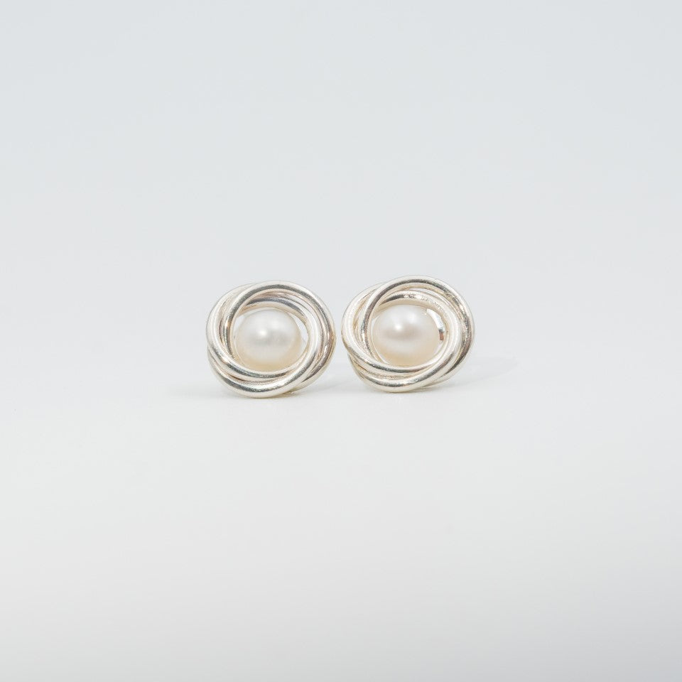 Arete nido plata 950 con perla natural. Joyería artesanal elegante femenina. Diseño exclusivo hecho a mano.