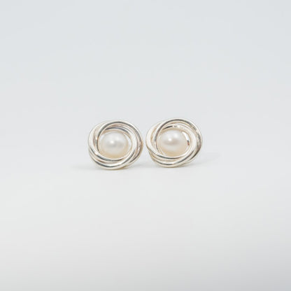 Arete nido plata 950 con perla natural. Joyería artesanal elegante femenina. Diseño exclusivo hecho a mano.